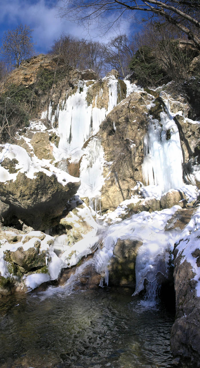 Замерзший водопад Су-Учхан (Крым)
