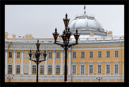 #И печально глядит из окошка Петербургский потомственный бурш#