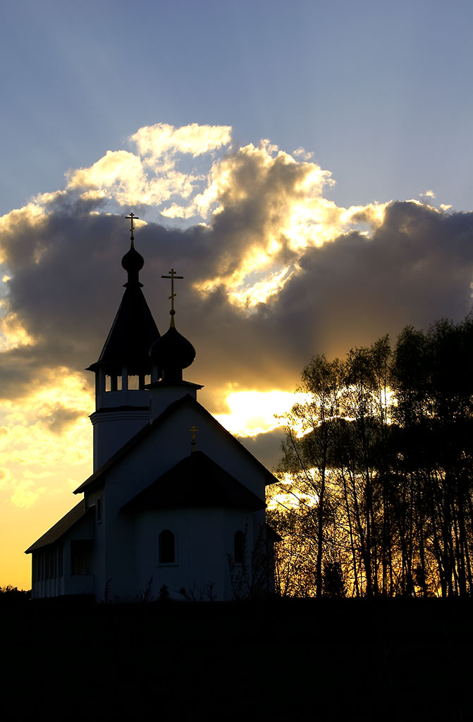 Закат. Церковь.