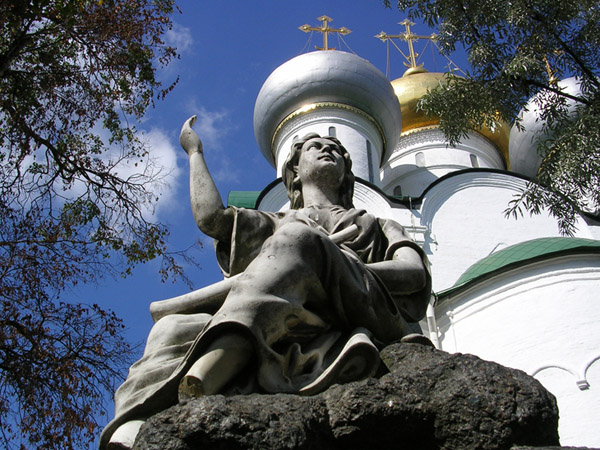 Вознося руки к небесам...