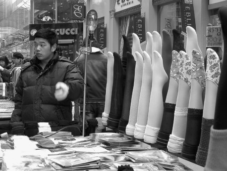 про продавцов продукции чулочно-носочной промышленности...
