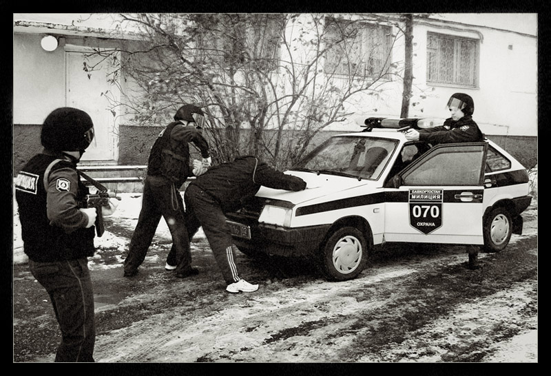 бабочка крылышками бяк, бяк, бяк...