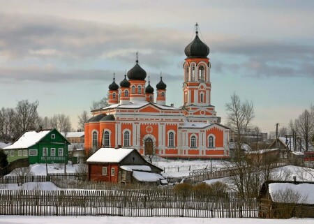 Начало дня в поселке Крестцы. Церковь Святой Троицы.