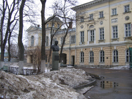 Весна в больничном дворике