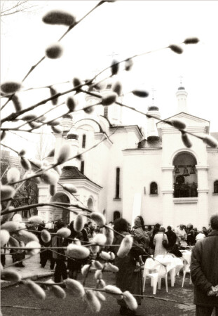 У входа.