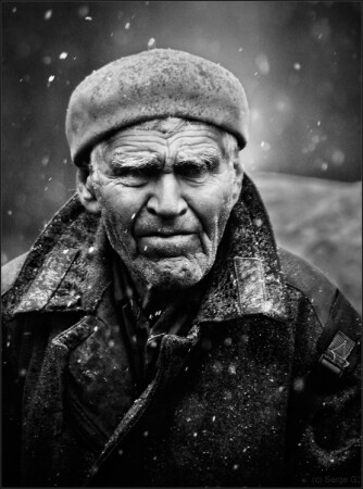 Человек в солдатской шинели