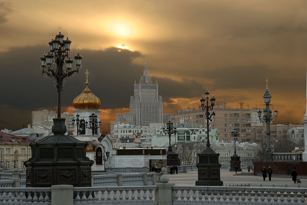 У храма Спасителя