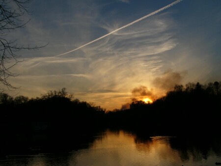 Закат над озером