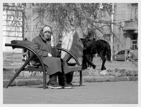 про бабушку, которая вышла в центр города, чтобы посмотреть на людей и погреться под весенними лучами солнца