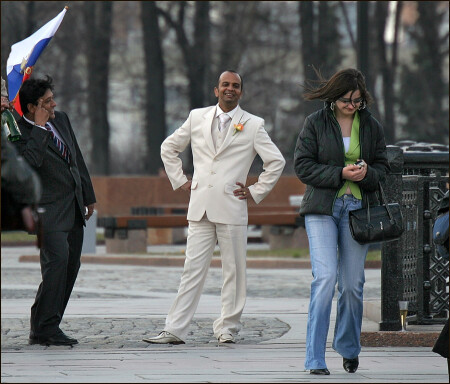 -Не уходи, красавица!