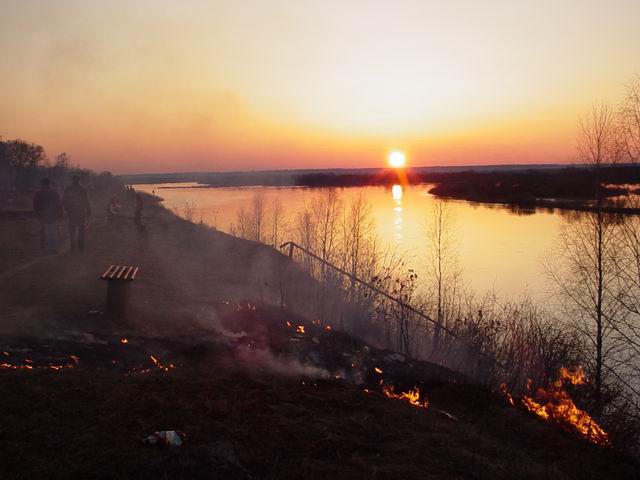 Горящий на закате берег