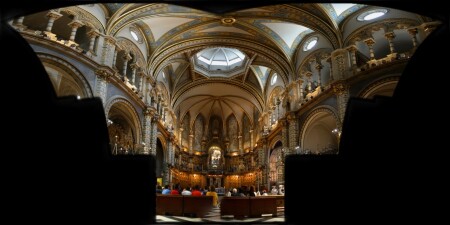 Вид горного монастыря Монсеррат сквозь забрало рыцарского шлема