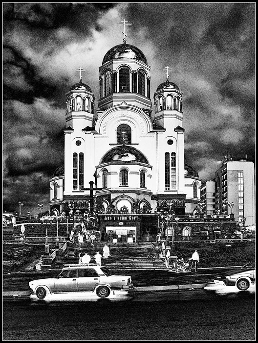 У храма.
