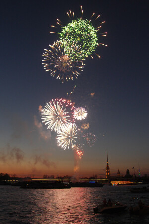 салют памяти героев