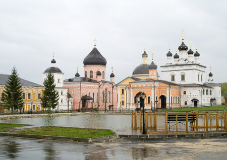 Монастырский двор
