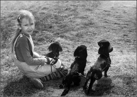 Девочка с собачками