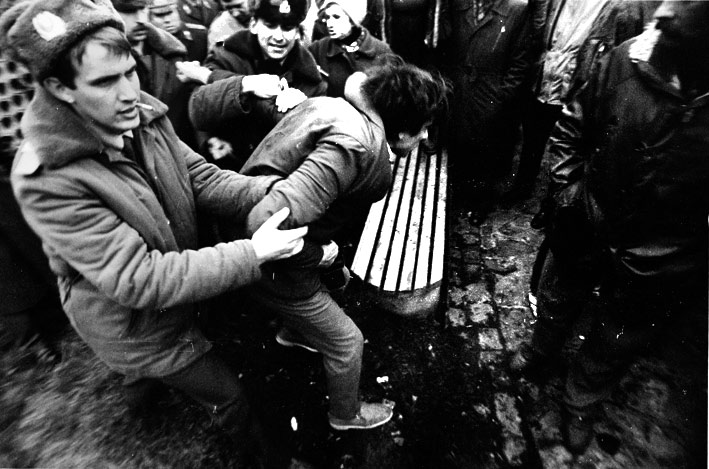 В натуре пацана менты метут ни за чего канкретна, а проста типа, шоб все чики пики