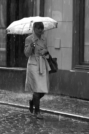 разглядывая капли