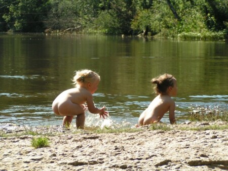 Детки в озере купались 