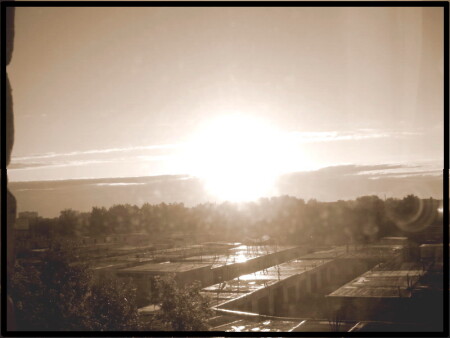 Пыль на стекле и светлые образы за ним..