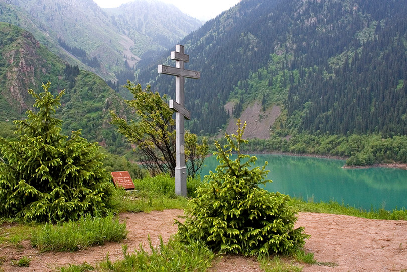 ... Видишь, там на горе Возвышается крест...