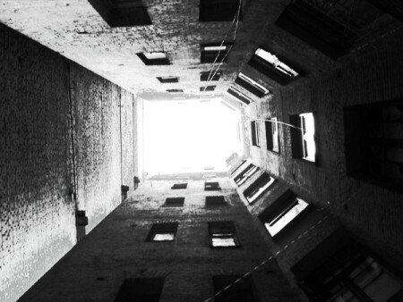 на дне колодца