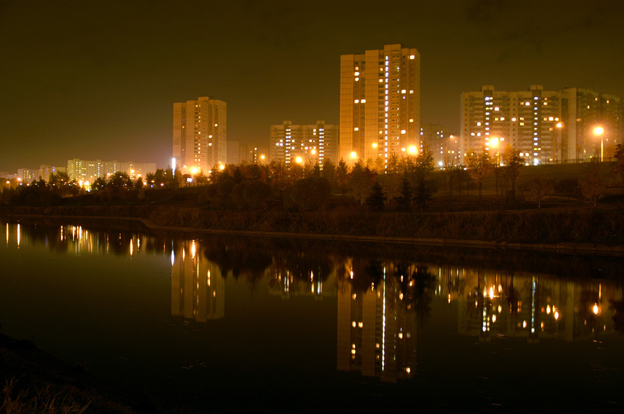 Московских окон негасимый...
