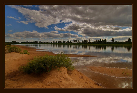 берег реки и небо с облаками