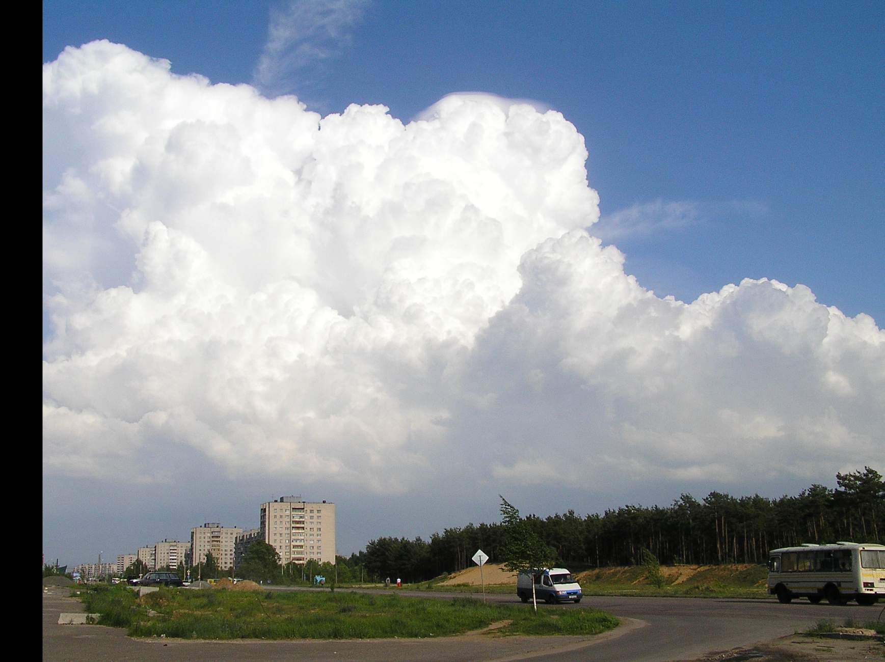 Облако, пожирающее город.....