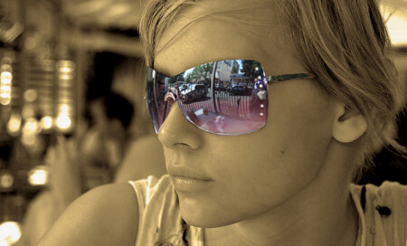 Не отрывая взгляда