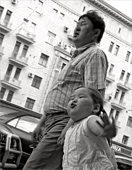 летящей походкой