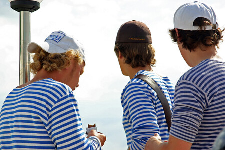 Группа в полосатых купальниках