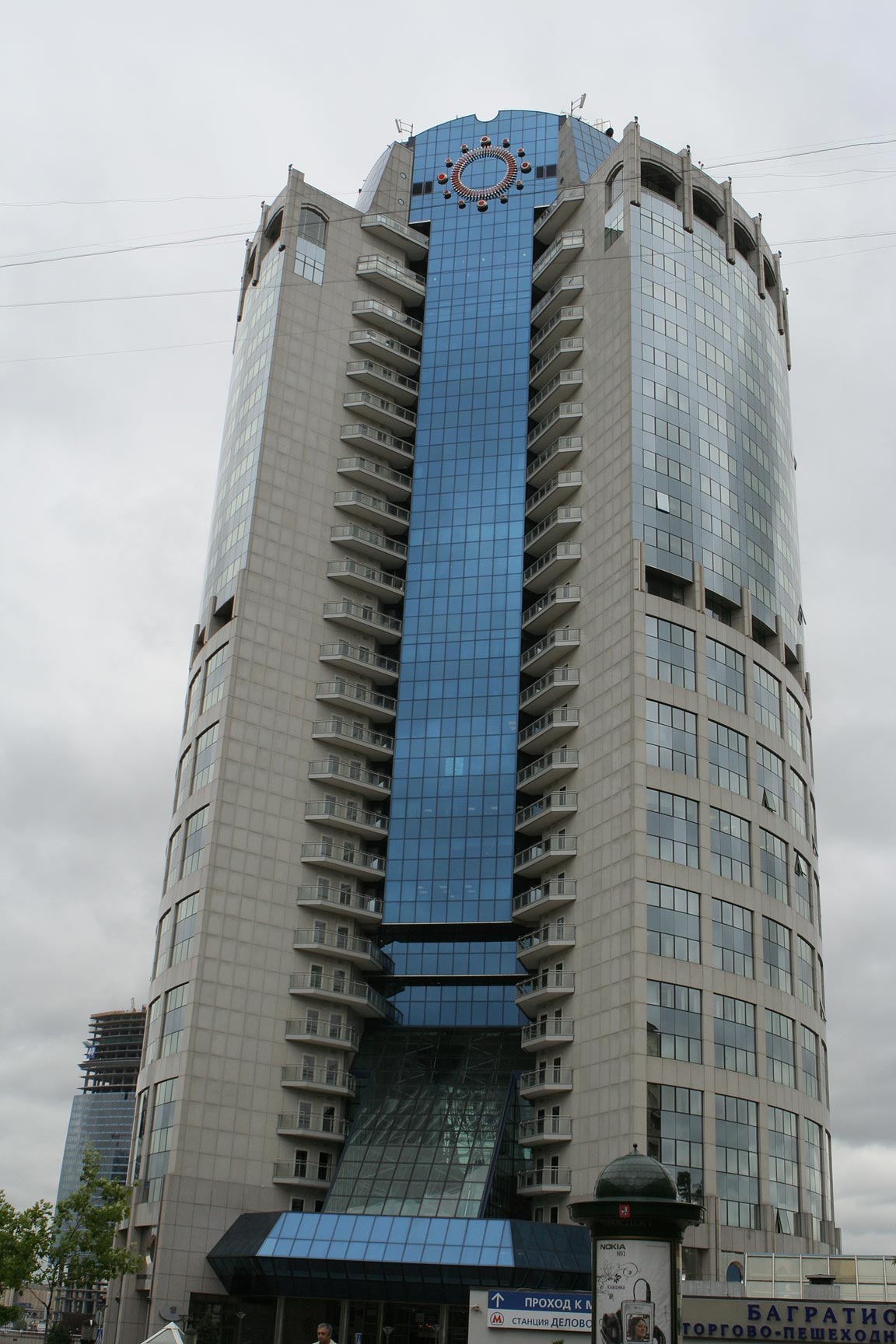 Торчит себе в небо...