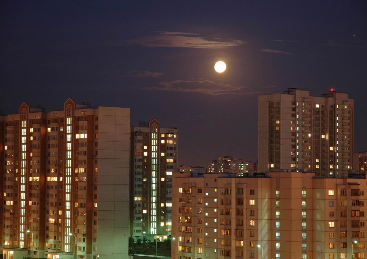 Луна над городом