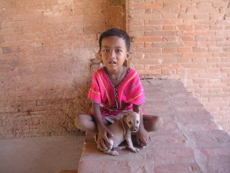 Ребенок на паперти в Бирме