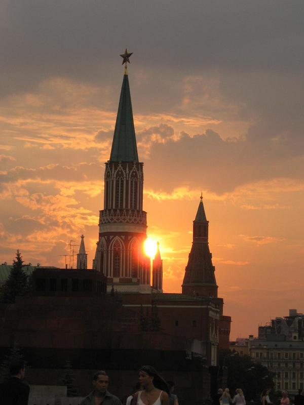 Утомленное солнце нежно с башней прощалось...