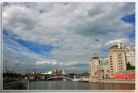 Река,Москва и Кремль.