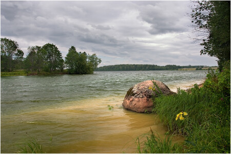 У реки