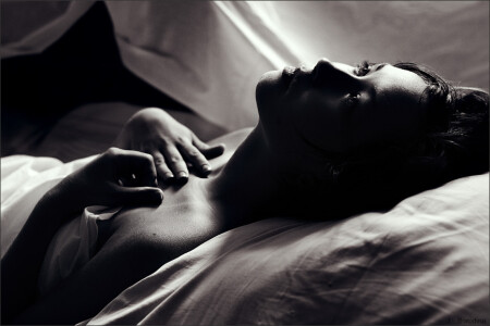 [испаряться | сквозь пальцы]