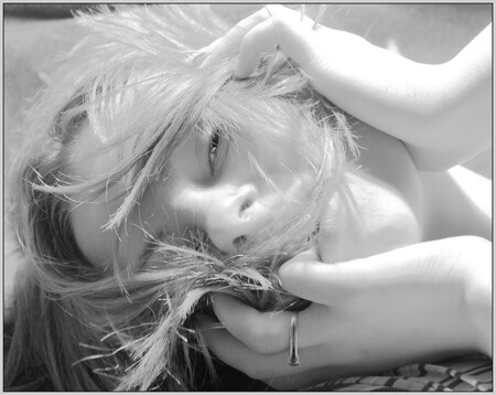 Девушка в сером