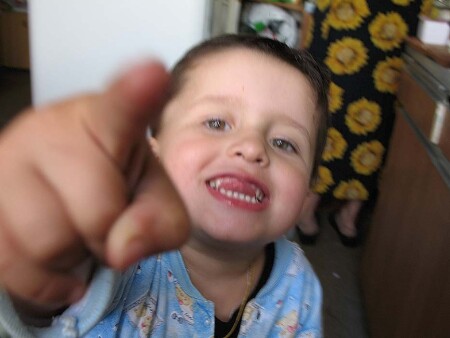 пальцем в объектив