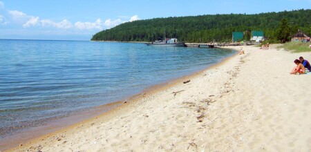 На берегу сидели