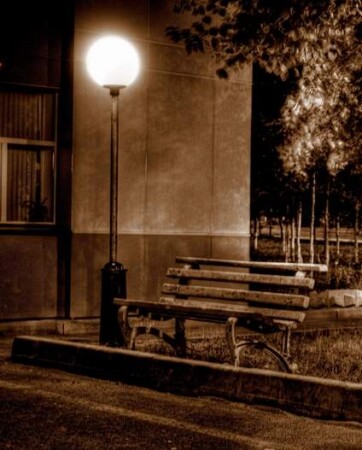 фота про ночное &amp;quot;свидание&amp;quot; фонаря и скамейки
