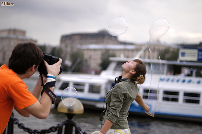 Техника фотосъёмки мыльных пузырей, моделей и фотографов их фотографирующих..