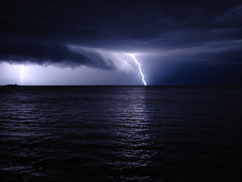 Ночная гроза над морем