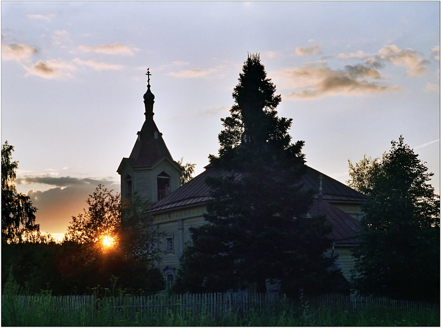 У старой церкви
