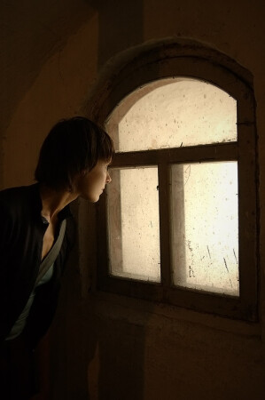 девушка у окна
