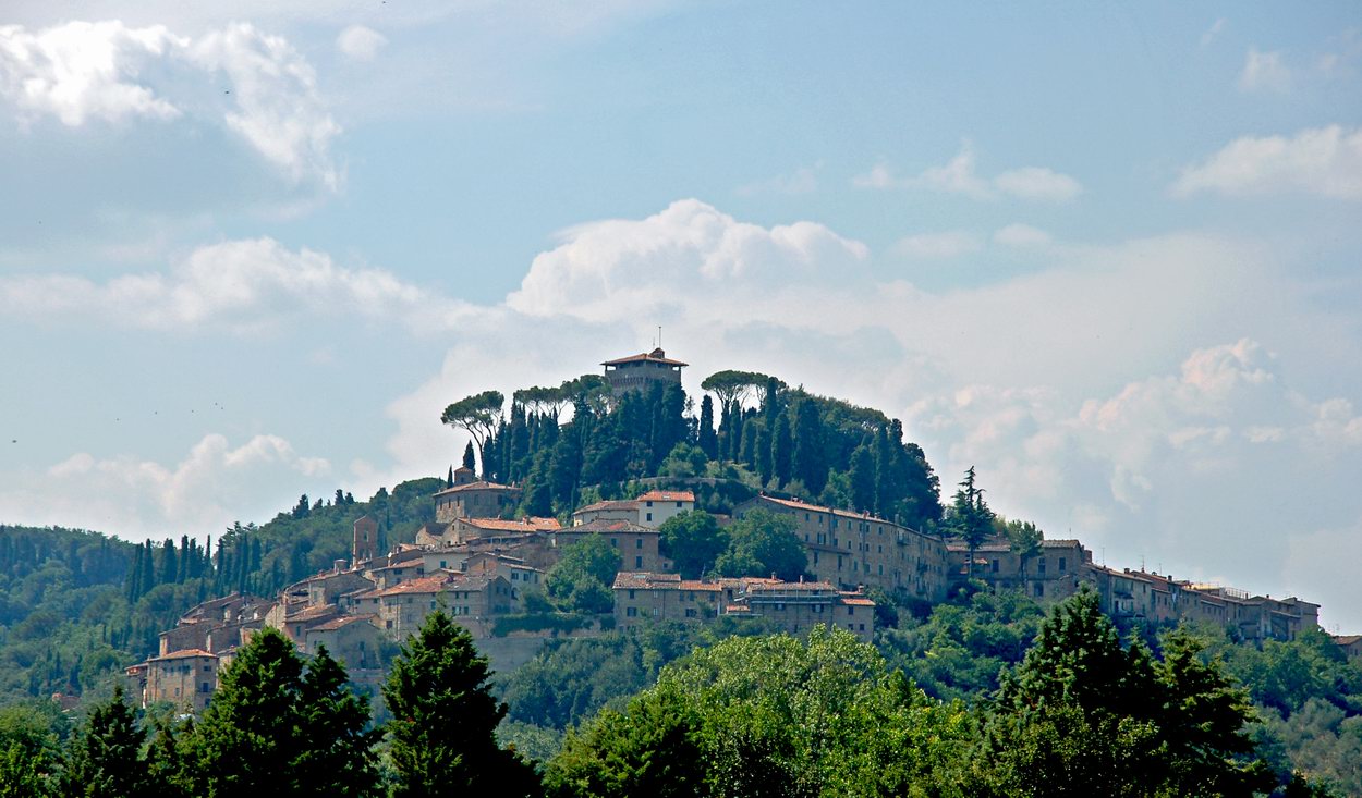 Castiglione d'Orcia. Крепость, плывущая в тумане.