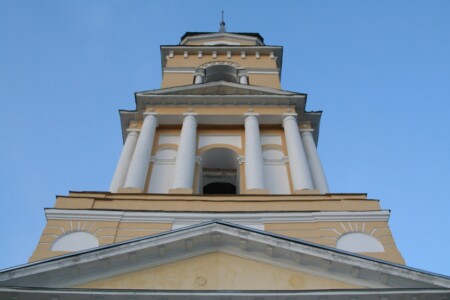 на фоне неба