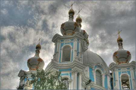 Купола Смольного